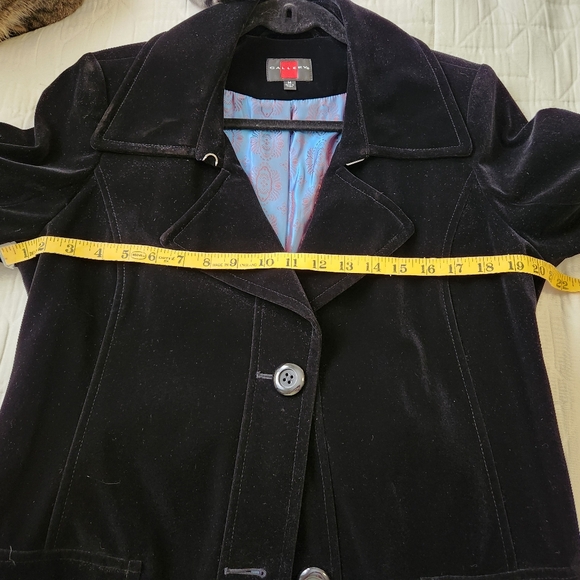 HOLIDAY MUST HAVE! Velvet Jacket-size Medium - Picture 13 of 14